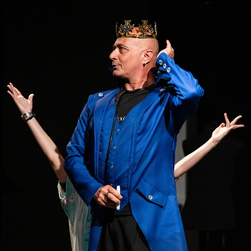 foto di scena con Alessandro Camilli e Valeria Leuti La Pelvifera Tech4Fem spettacolo Imperformance Endometriosi teatro fonderia delle arti roma 11 maggio 2025