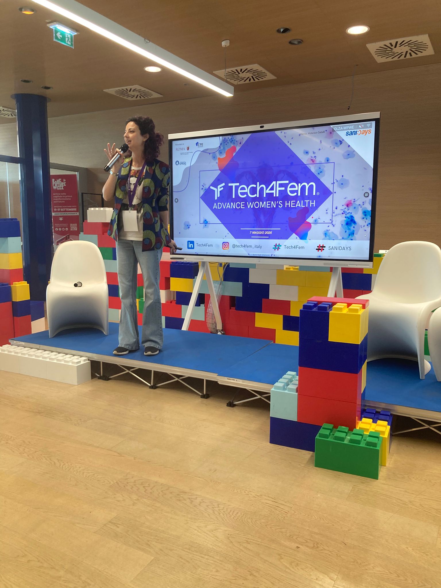 foto di Valeria Leuti founder Tech4Fem evento Sanidays Roma 7 maggio 2025 palco